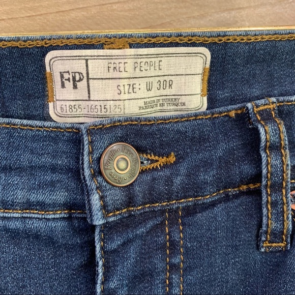 Free People High Rise Busted Knee Skinny Jean Dark Blue W30 NWT - Picture 3 of 12